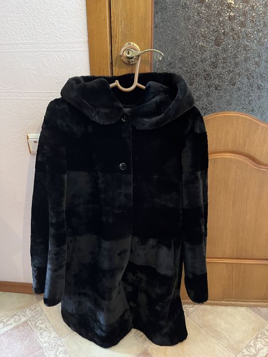 Шуба мутон с капюшоном  новая.