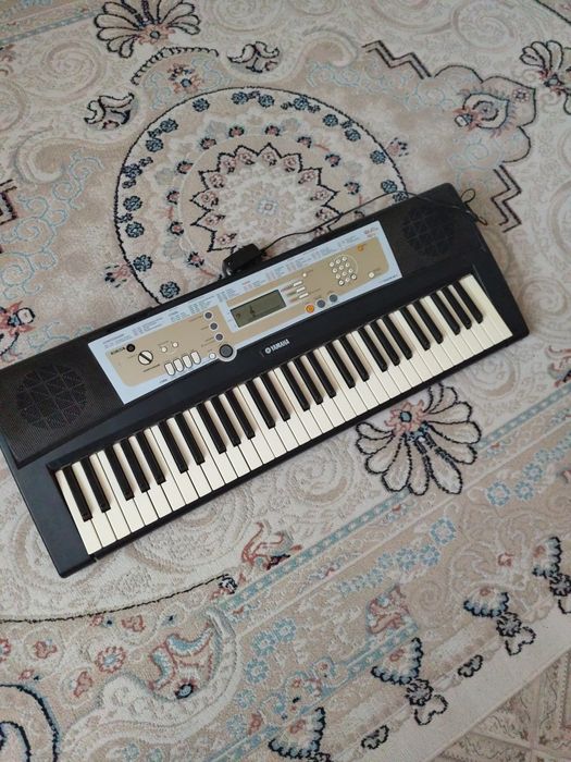 Yamaha PSR-E323.