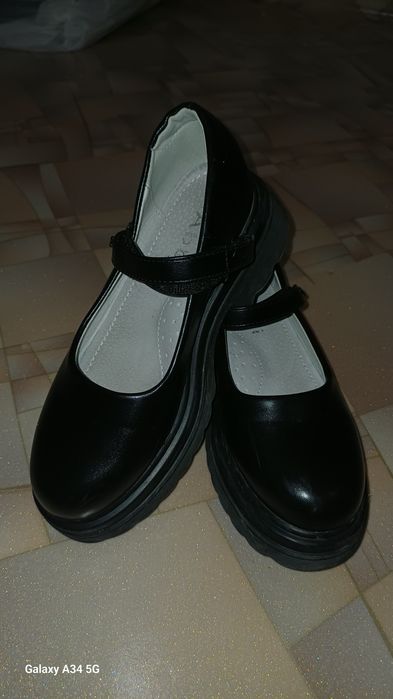 Продам детские туфли