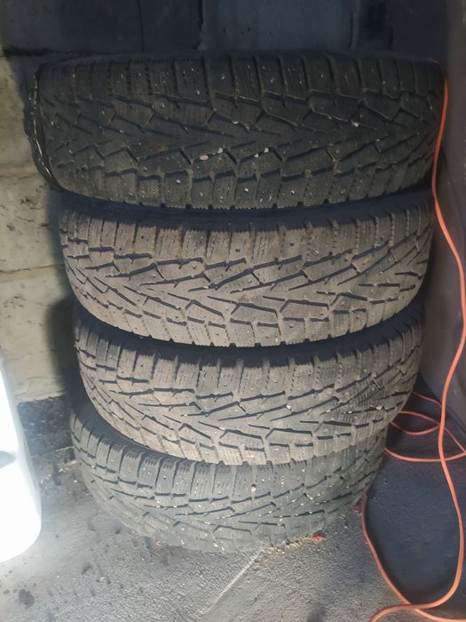 Продам шины зимние.