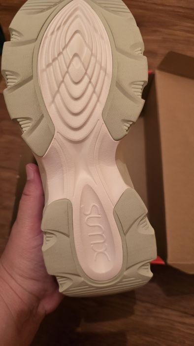 Новые брендовые кроссовки.