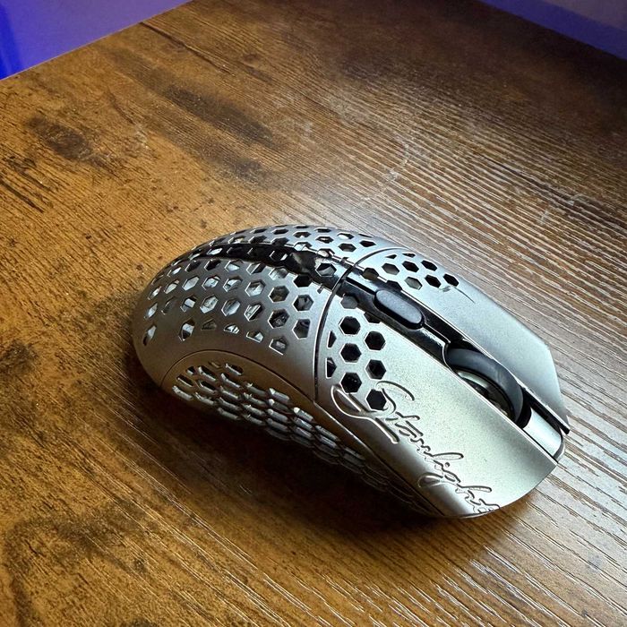 Finalmouse Starlight Pro TenZ Small – Перфектния Коледен Подарък -отлично състояние, с кутия