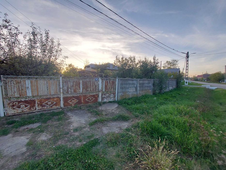 Teren intravilan si casa la tara
