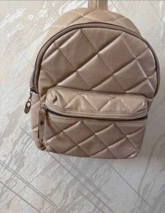 Бежевая сумка рюкзак