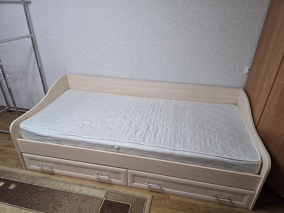 1.5 кровать  с матрацем