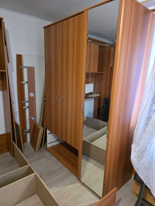 Set dormitor: pat dublu cu corp superior și dulap cu oglindă