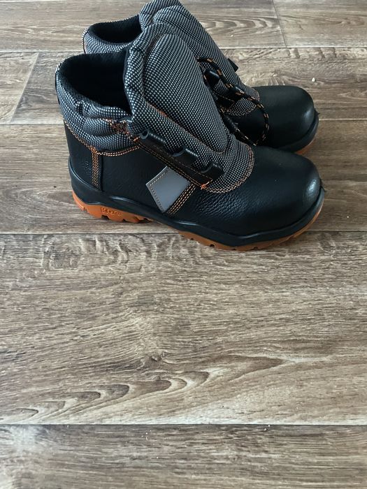 Продам рабочие ботинки 39 размер