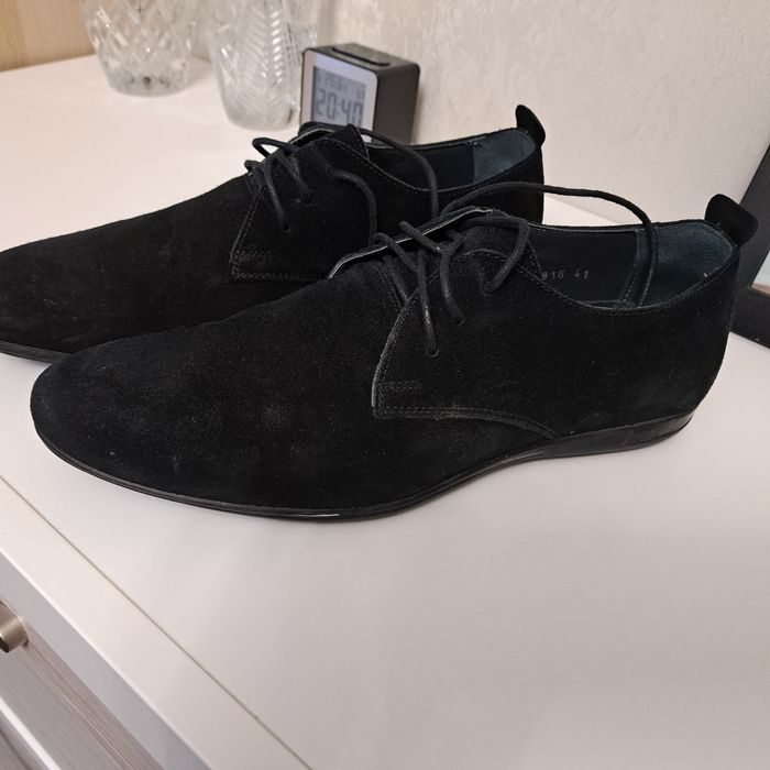 Pantofi bărbătești din piele întoarsă.