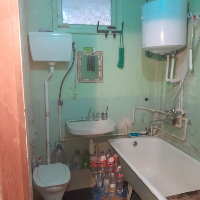 Спутник в деревянном доме. 1 ком квартиру 32 м2 санузел совместно 2/2.