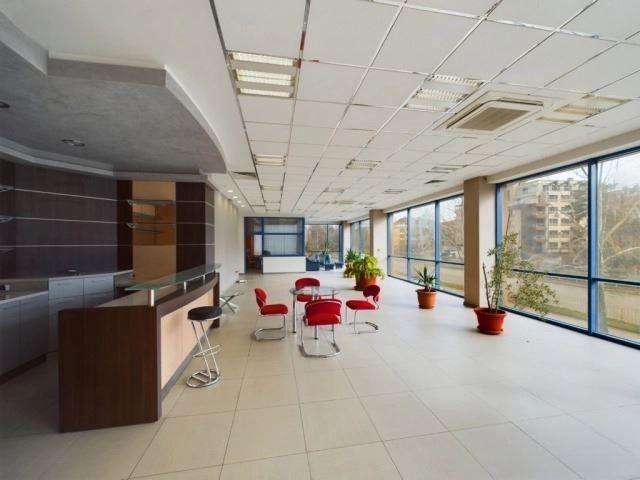 324 кв.м офис/шоурум на Цар Борис III – 3 паркоместа, високи тавани,