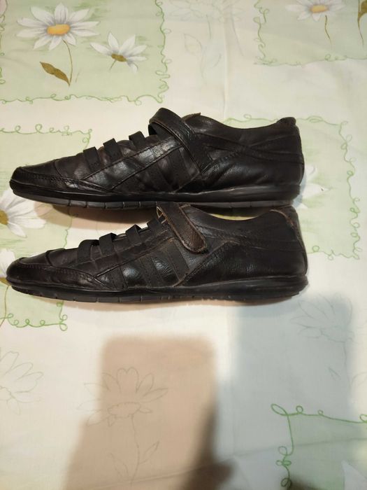 Продавам спортни дамски обувки от естествена кожа