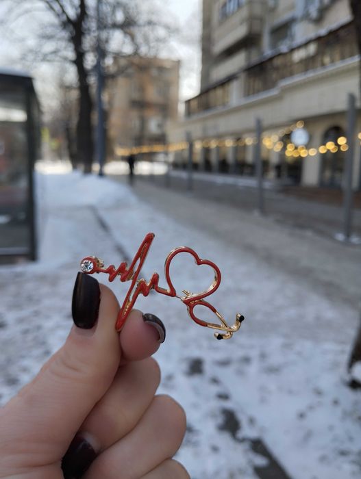 Брошь для врача медика