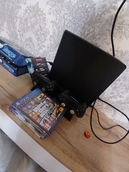 Продам PS4 почти новая