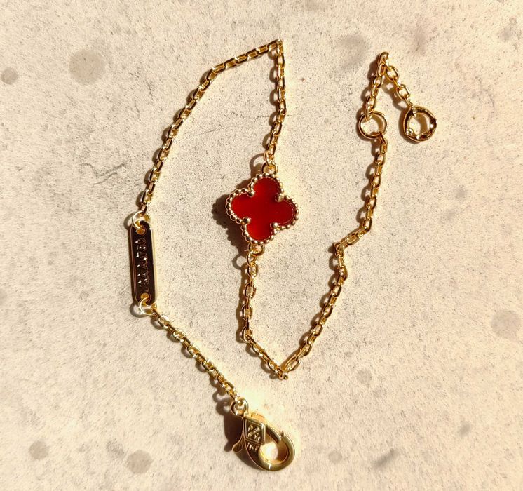 Гривна с малка червена детелина Van Cleef & Arpels VCA Sweet Alhambra