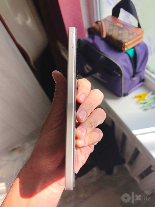 Redmi 15 Ayol kishi tutgan Idealniy telefon