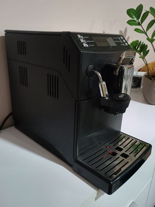 Philips HD8844 автоматична кафемашина с керамична мелачка