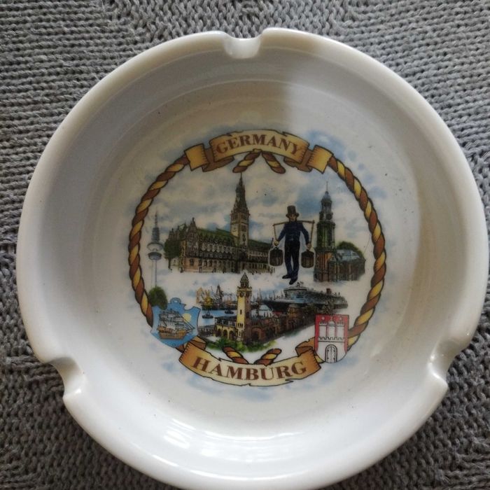 Пепельница новая, сувенирная.