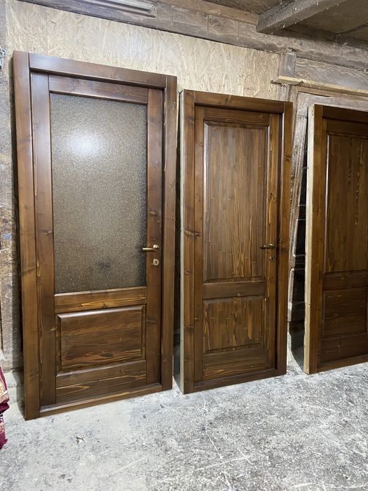 Usi din lemn de brad.