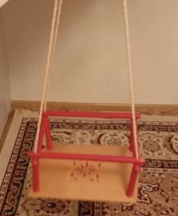 Качеля детская деревянная подвесная.