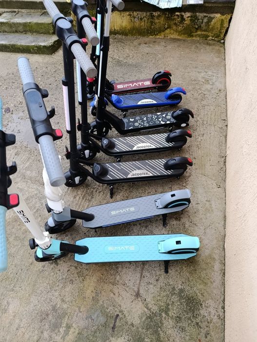 Vând trotinetă electrică copii cu vârsta de la patru ani.