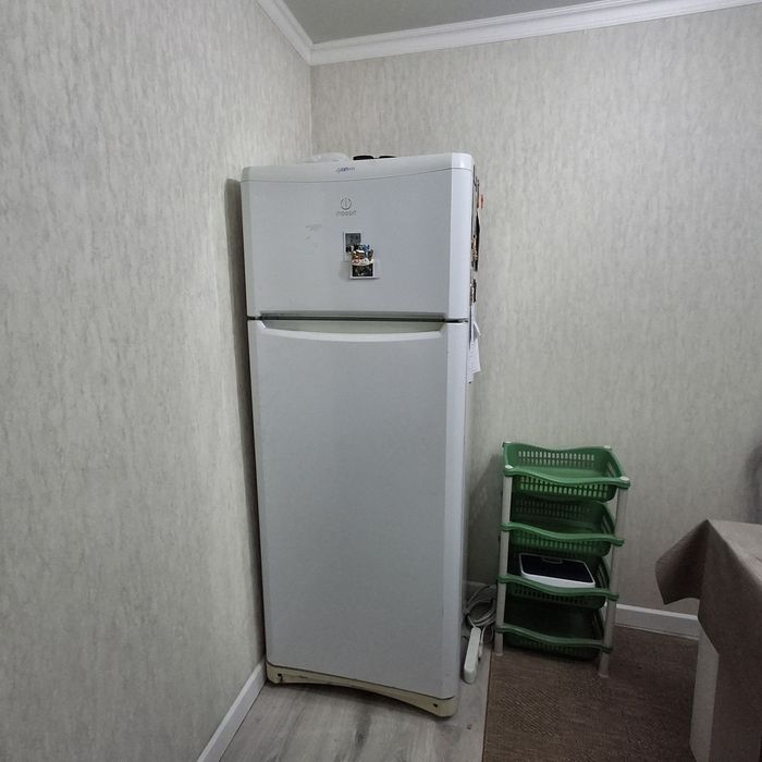 Продается холодильник Индезит. Рабочий.