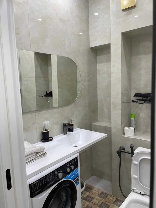 Современная студия с тропическим душем посуточно