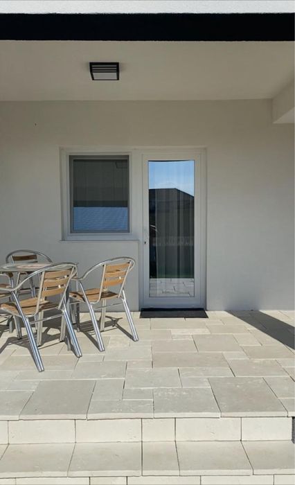 Inchiriez apartament cu curte