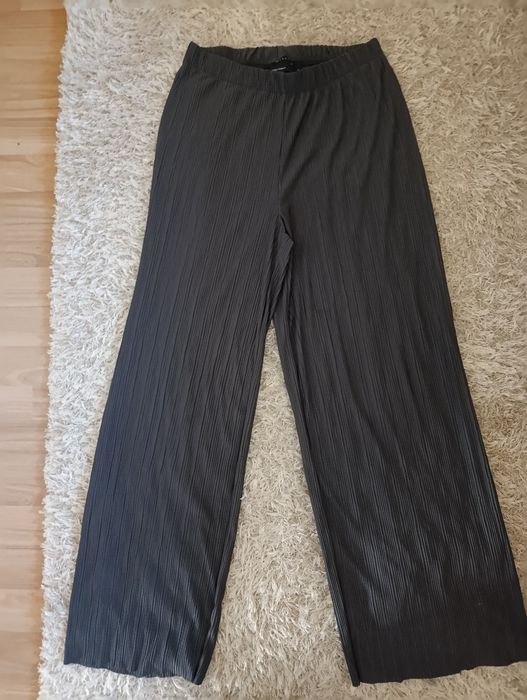 Продавам плисиран широк панталон ASOS DESIGN - S