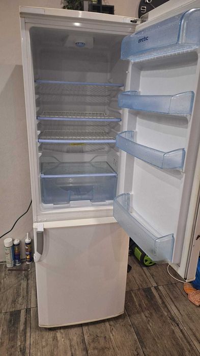 Vand Frigider Arctic K275 folosit dar in stare buna de functionare
