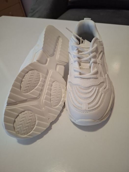 Маратонки  в бяло