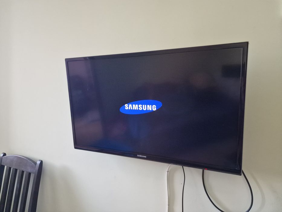 Телевизорът SAMSUNG със стойка 32 инча