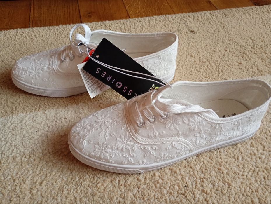 Vând teniși albi noi 39