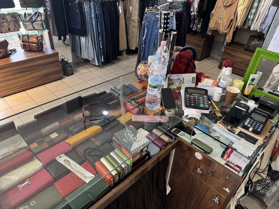 Г-образен магазинен щанд / бюро с витрина – за бутик или магазин