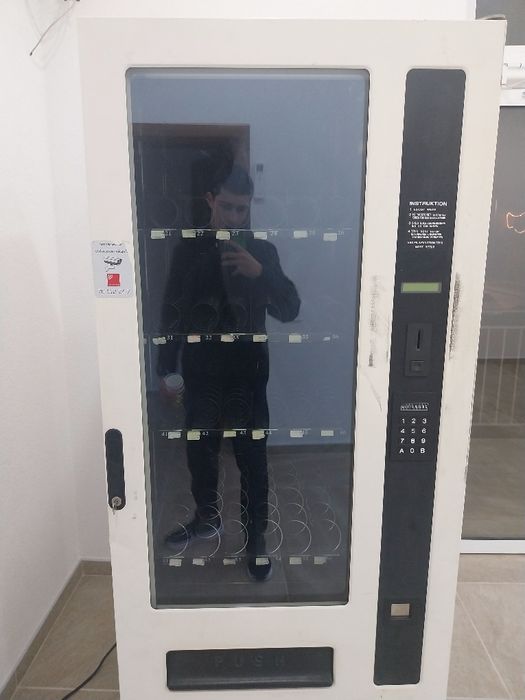 Продавам хладилна вендинг машина за снаксове и напитки