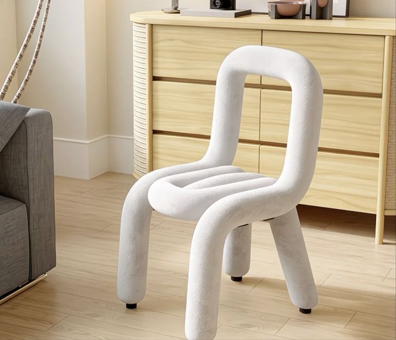 Стол и стулья белые