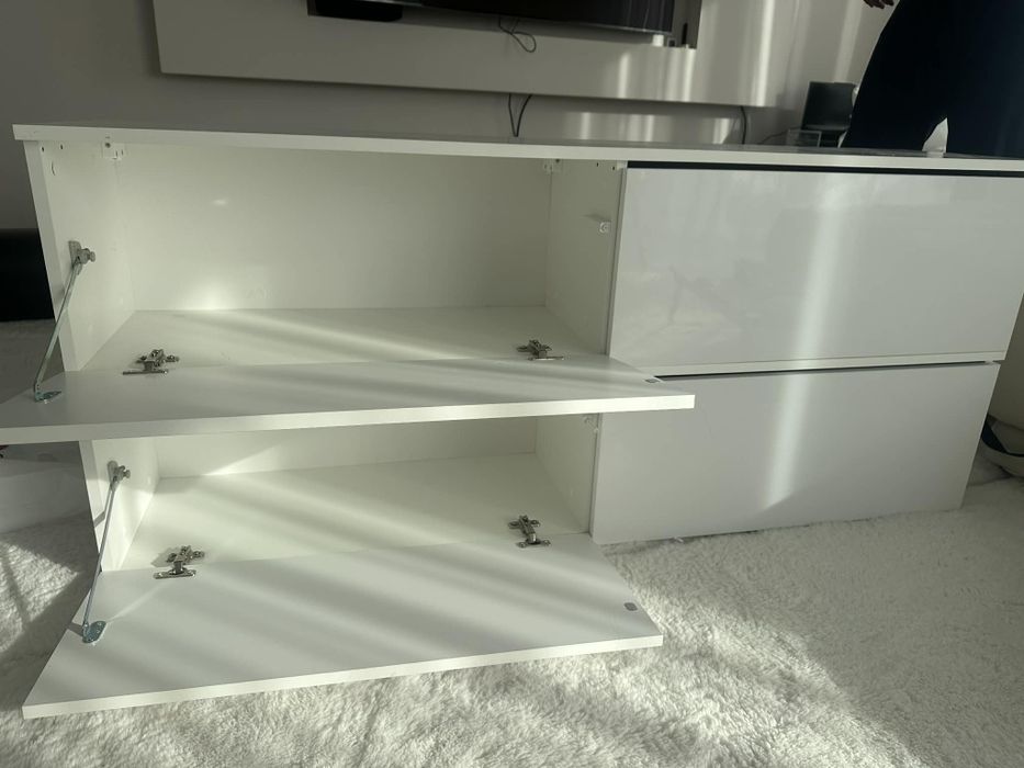 Тв шкаф , бял лак , пуш бутон