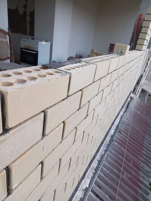 Кладка кирпича балконов