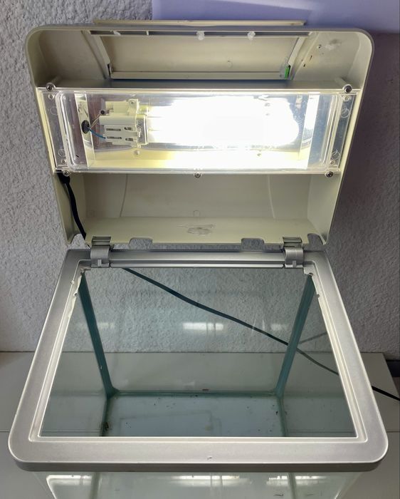 Doua acvarii cu capac, colturi curbate si lumina