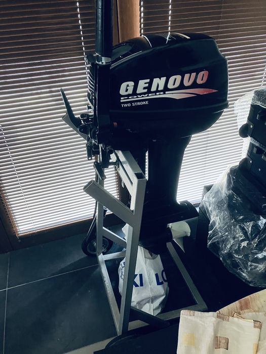 Продавам Лодка с двигател и колесар