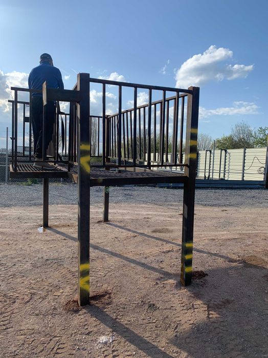 Метално стълбище с парапет, за къща