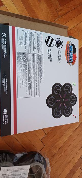 1. Produs NOU. Antrenor de Box Electronic cu Muzică și Lumini LED. Mai am si un sac, gonflabil, de box pt copii.
