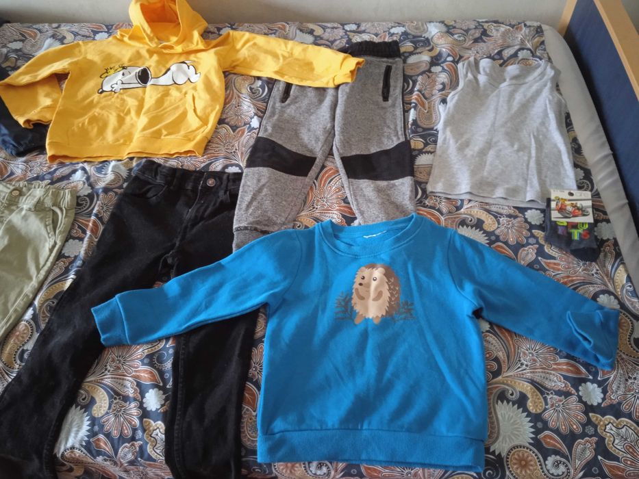 Лот детски дрехи,чорапи в подарък.