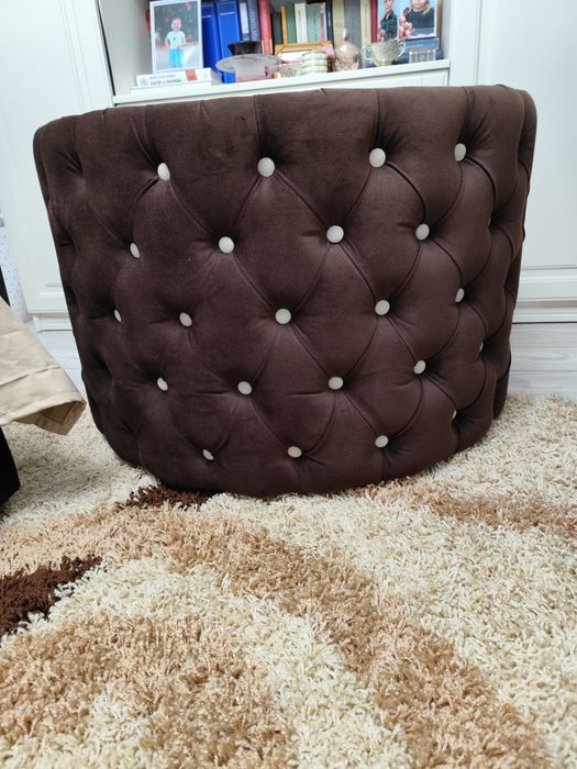 Masa rotunda tapițată pentru living