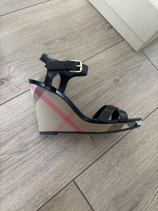 Сандали Burberry като нови