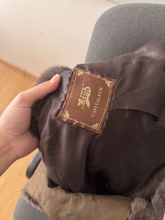 Норковая шуба с капюшоном.