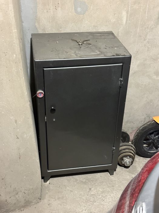 Сейф металически