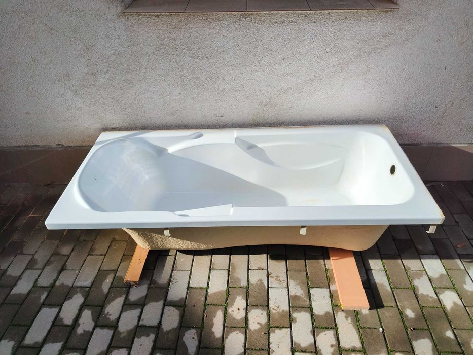 Cada de baie din acril, 170/75 cm, include si mastile, 600ron.