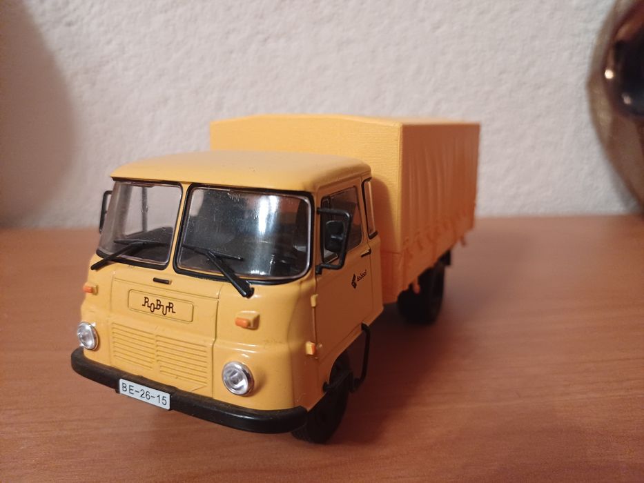 Продавам мащабен модел  камион  Робур