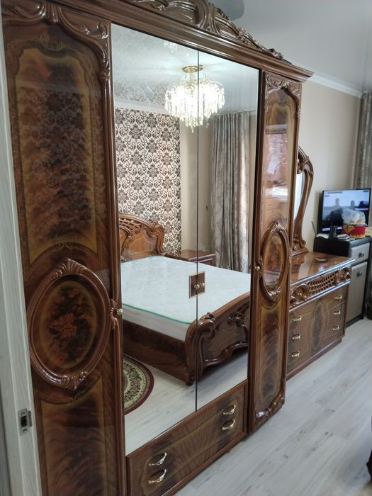 Продам спальный гарнитур 200000