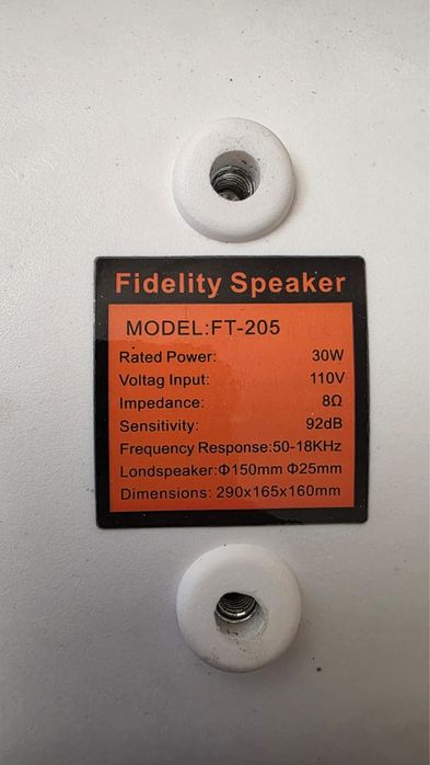 Колонки и усилител с кабелю